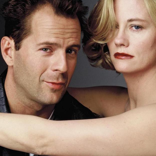 Bruce Willis y Cybill Shepherd en el papel de detectives privados. 