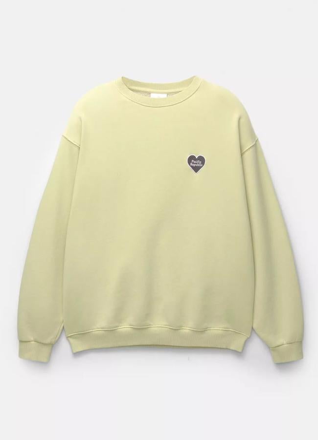 Sudadera corazón de Pull&Bear (25,99€)