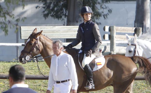 Luis Astolfi y la infanta Elena difrustando de la equitación. 