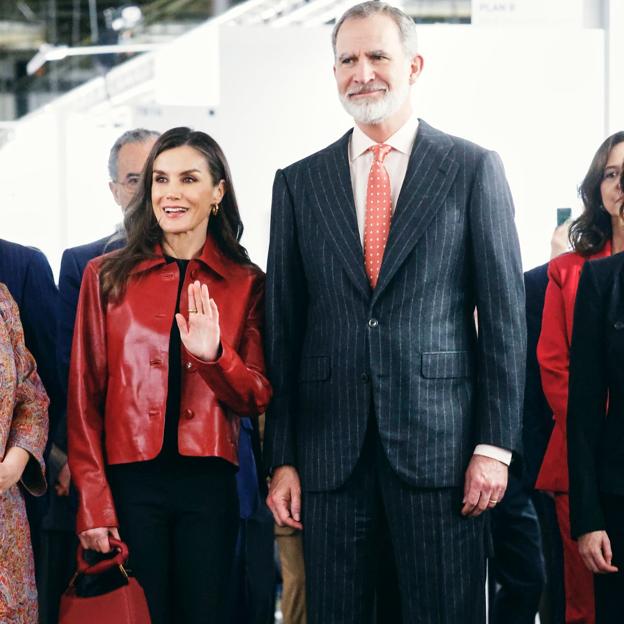 La reina Letizia con su nuevo bolso rojo.