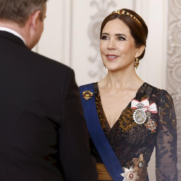 Mary de Dinamarca luce la tiara de la reina Carolina Amalia junto a los pendientes y el broche de Luisa Rasmussen. 