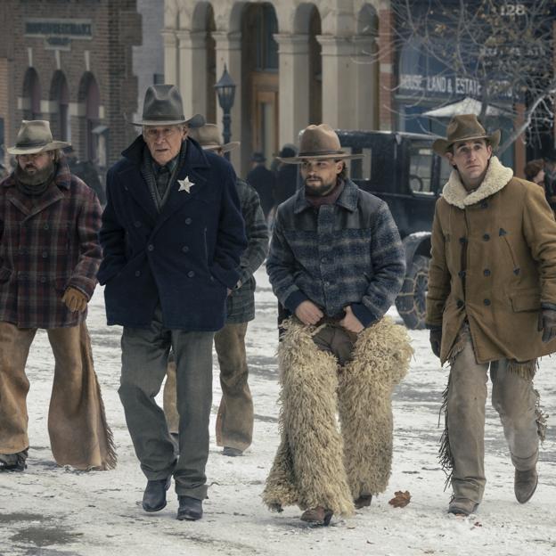 En el centro, Jacob y Jack Dutton, los personajes de Harrison Ford y Darren Mann en 1923, la precuela de Yellowstone.