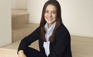 Así de mayor sale Isabella, hija de Mary de Dinamarca, en su primer retrato oficial antes de cumplir 18 años en abril