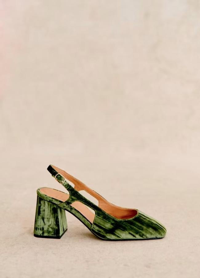 Slingback verde de terciopelo Elisa de Sézane, 110 euros.