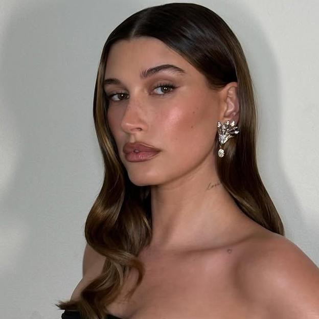 Hailey Bieber con rostro bronceado