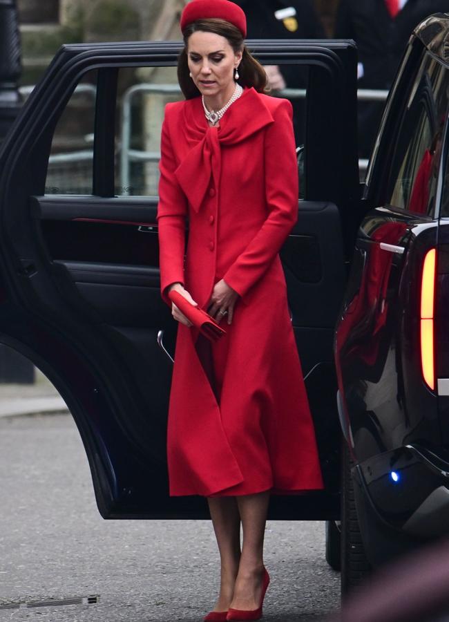 Kate Middleton ha completado el look con el collar de perlas japonesas de cuatro vueltas. / GTRES