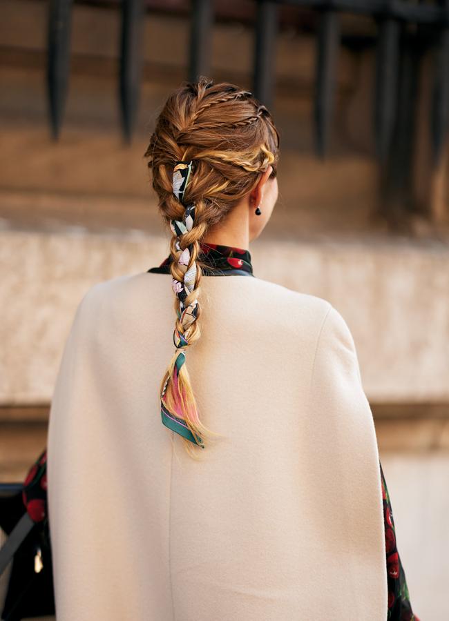 Peinado con trenza y lazo anudado. Foto: Launchmetrics spotlight.