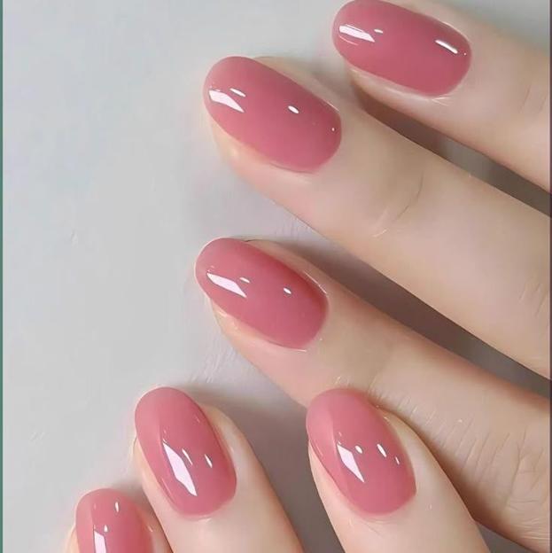 Uñas almendradas cortas en esmalte rosa sheer