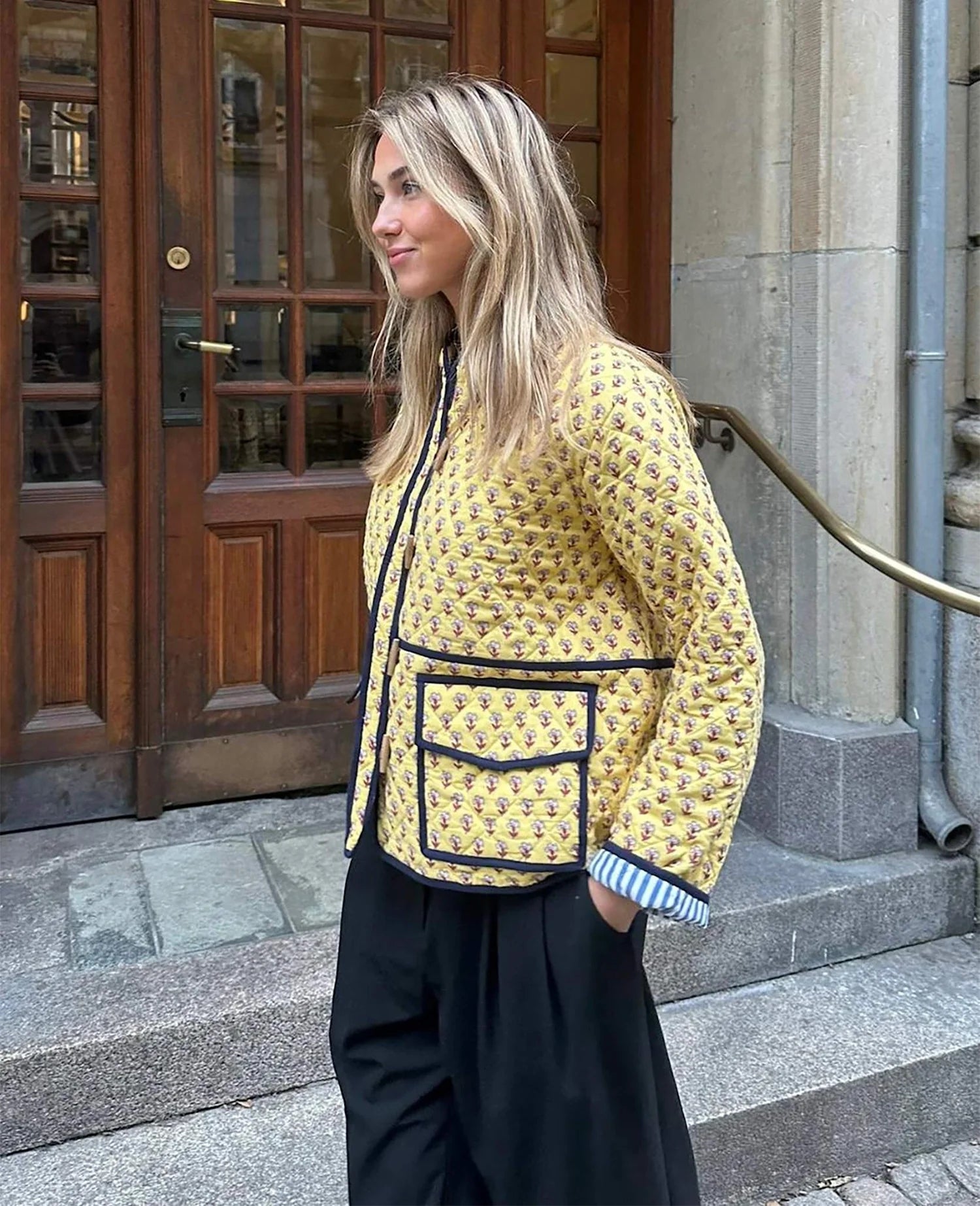 Chaqueta con estampado en amarillo de Sissel Edelbo.