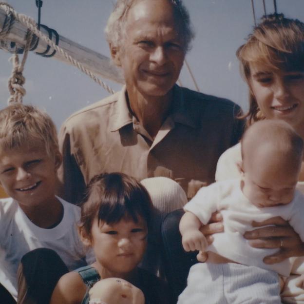 Peter Tangvald y Florence, los padres de Virginia Tangvald, el bebé de la derecha, en una foto del archivo familiar que aparece en Ghosts of the Sea en la que también posan sus hermanastros Thomas y Carmen.