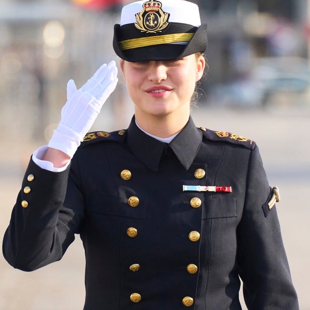 La princesa Leonor con uniforme de guardiamarina. 