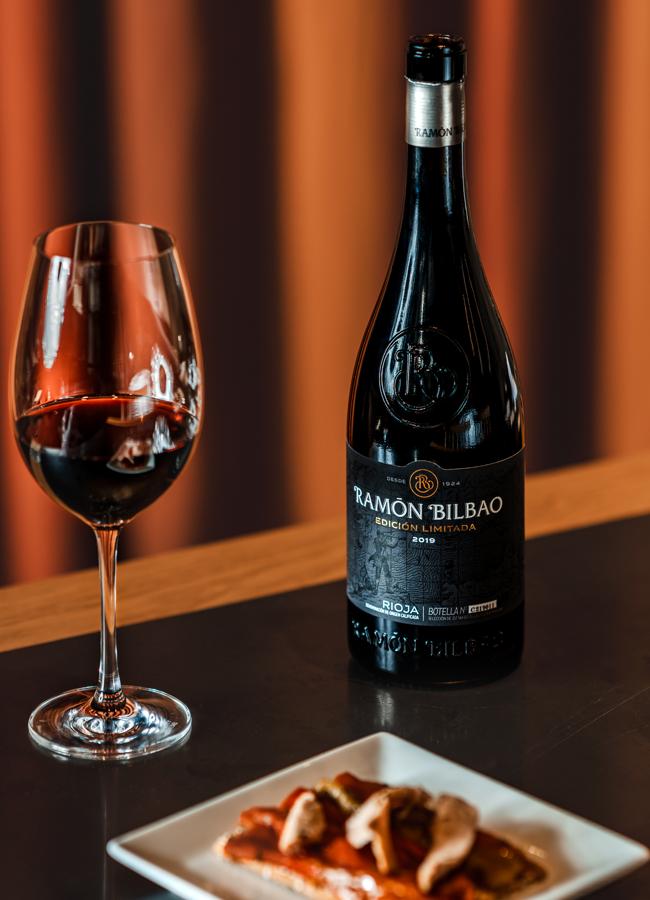 Botella de Ramón Bilbao Edición Limitada Tempranillo, un regalo ideal para los padres que ven el mundo de otra forma. /DR