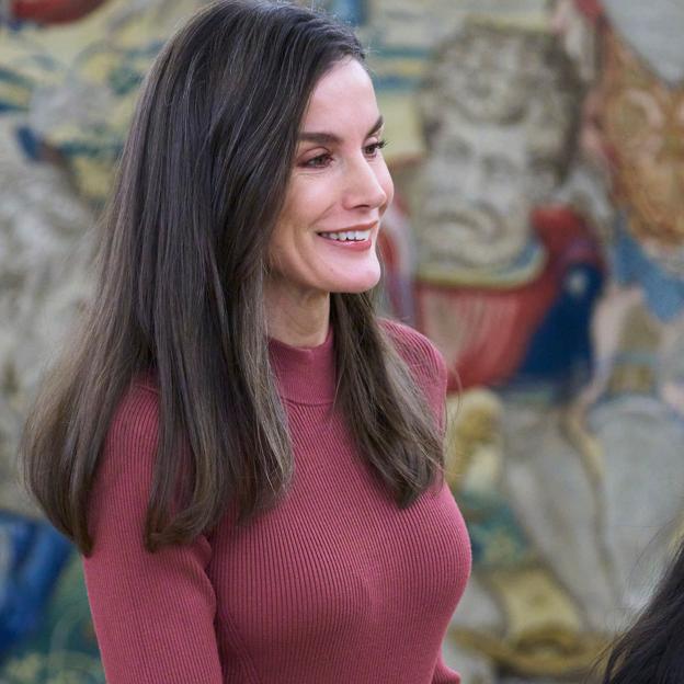 La reina Letizia con un vestido de punto.