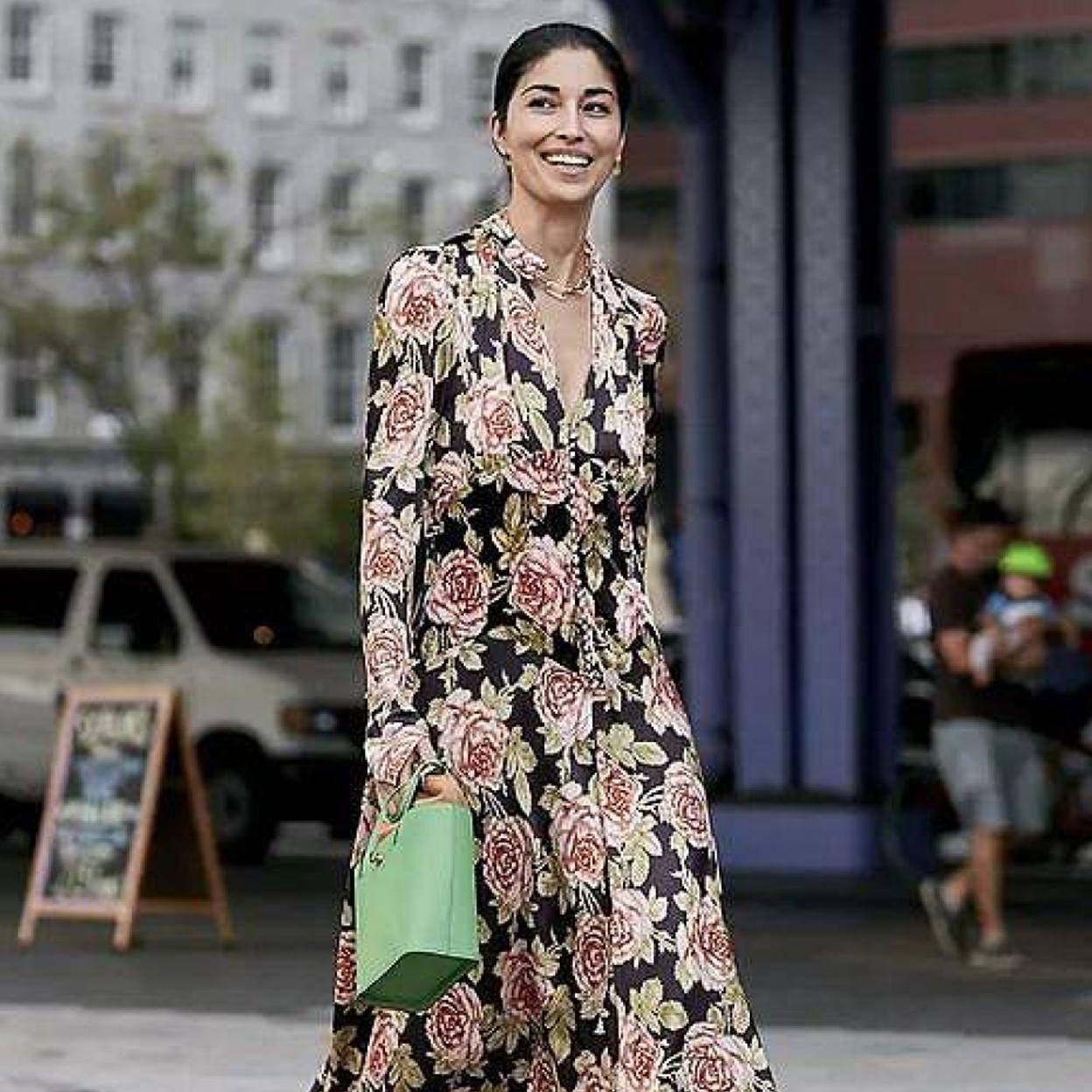 Mujer con vestido con estampado de flores/launchmetrics spotlight