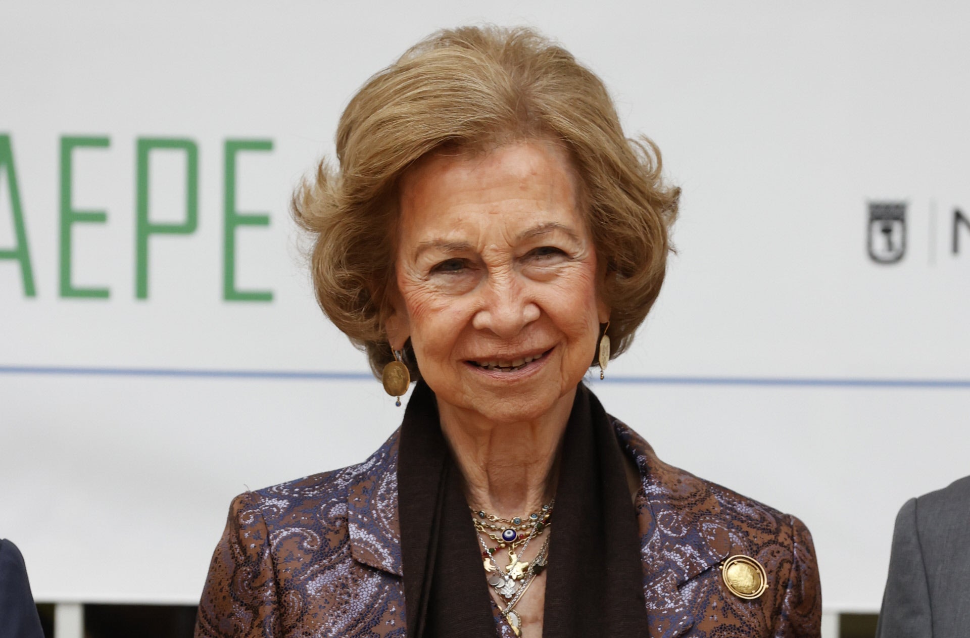 La reina Sofía, elegantísima, con su blazer paisley favorita y los pendientes con truco