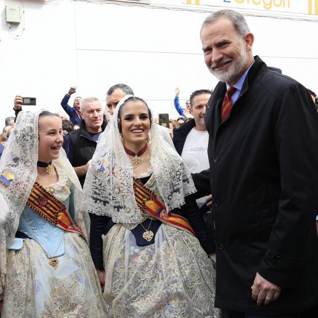 El rey Felipe VI en Torrent, celebrando las Fallas.