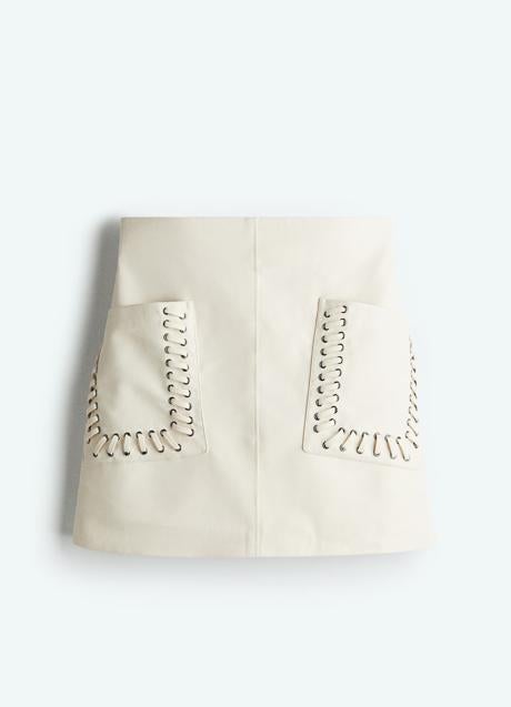 Minifalda blanca de H&M (29,99 euros)