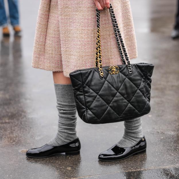 Un look de primavera con zapatos planos.