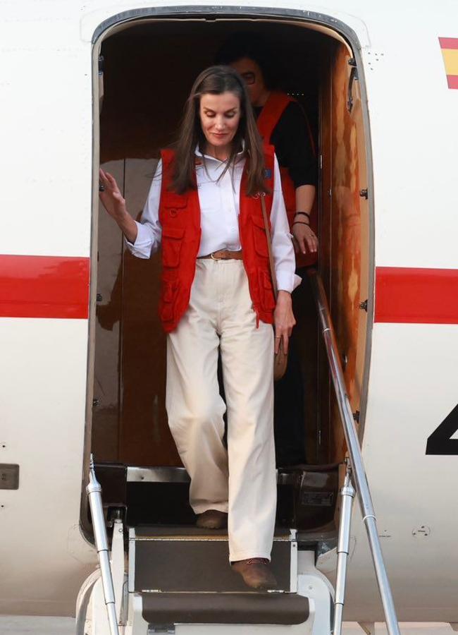 La reina Letizia con pantalones anchos y zapatos marrones. / CASA REAL