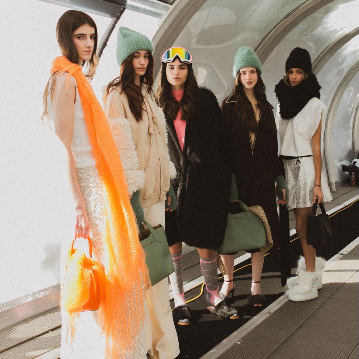 Las modelos del desfile de Pilar Dalbat posan un tubo transparente rodeado de nieve./Mamen BG