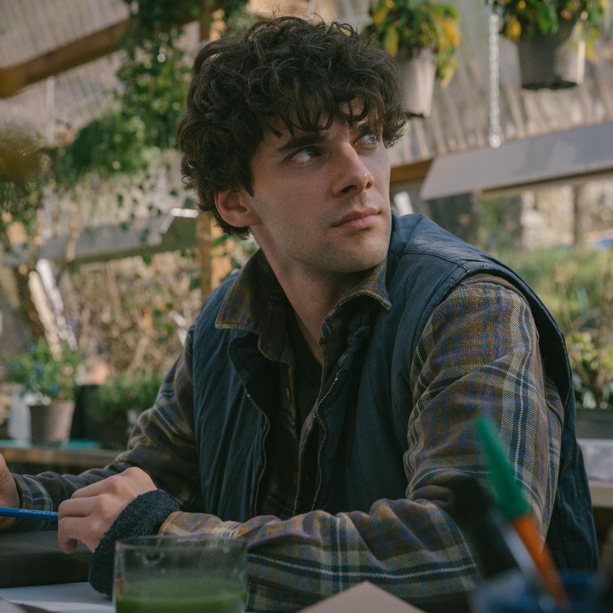 El actor Álvaro Rico en una escena de El jardinero. /netflix