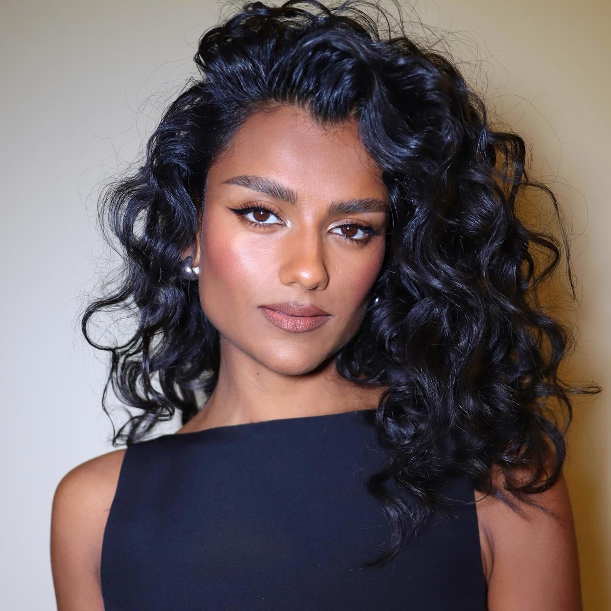 Entertainment news Celebrity gossip Movie and TV show updates Latest celebrity news Trending entertainment stories Simone Ashley con el pelo rizado.