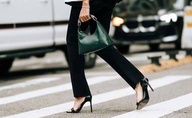 Qué son los pantalones cigarette, el básico ochentero que vuelve a los armarios de las amantes de la moda esta primavera